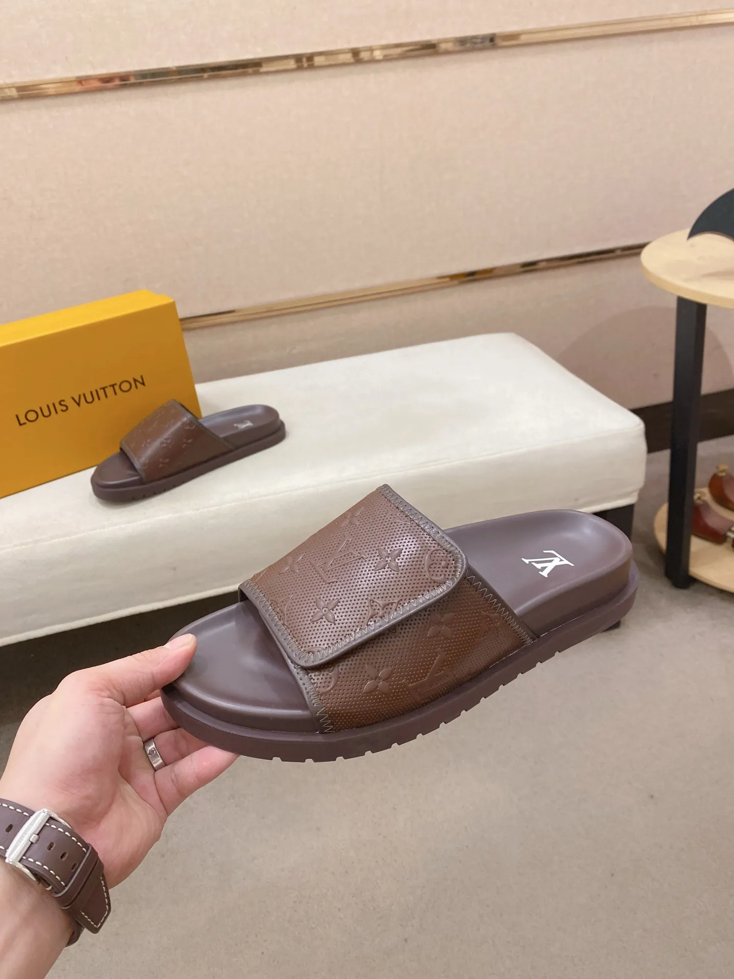 Men's shoes💰: 320💰Made by LV🔍Top purchasing agent, men's spring and summer slippers are available at the same counter. The uppers are made of cowhide imported from Italy, with logo graphics and high-quality craftsmanship. Soles: original soles specially provided by the original factory. Exclusive molded soles are super comfortable. Original goods with single order, 🔍🔍high quality, you can enter and exit the counter at will. Welcome to compare, code number 38-44.